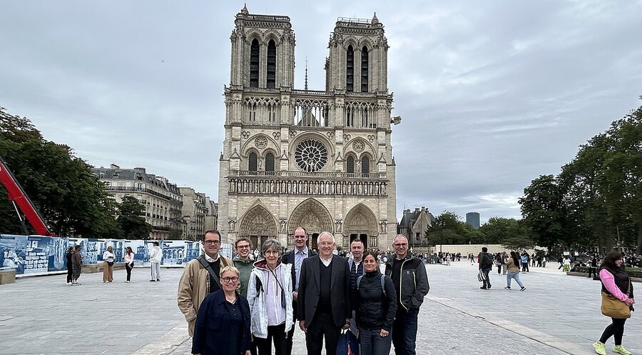 Die Delegation der Deutschen Bischofskonferenz vor der Kathedrale Notre-Dame in Paris. Foto: Deutsche Bischofskonferenz/Christiane Kolfenbach