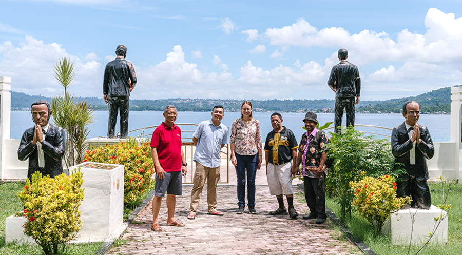 Umrahmt von den Statuen der Missionare Ottow und Geißler (v.l.): Tandi Randa, Gabriel Oscar, Salome E. Mayer, Hans Collins Wauma und Richard Nixon. Foto: Stiftung Bibel Liga