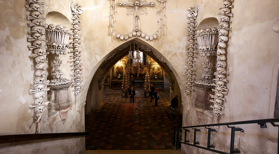 Eingang in das „Reich der Toten“: Das Beinhaus von Sedletz im tschechischen Kuttenberg.  Foto: picture alliance/Robert Newald/picturedesk.com/Robert Newald