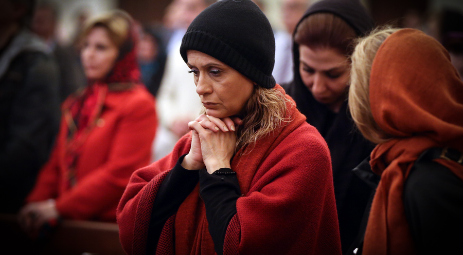 Christen beten in einer Kirche im Iran – auch hier werden Christen verfolgt. Foto: Picture Alliance/Fatemeh Bahrami