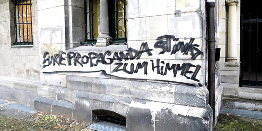 Unbekannte Täter beschmierten zwischen dem 3. und 5. September die Fassade und den Hauseingang. Foto: Privat