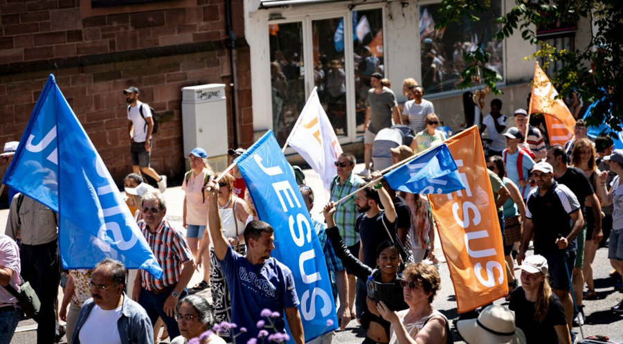 Die Teilnehmer zogen mit Fahnen durch Pforzheim. Foto: Stéphane Tchangang