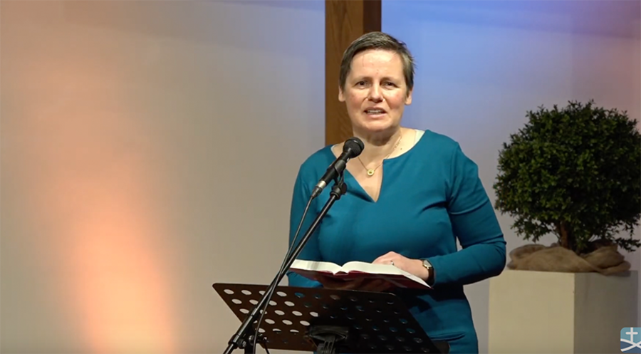 Die Baptistenpastorin Anja Neu-Illg bei einer Predigt in ihrer Gemeinde in Rostock. Screenshot: YouTube/ Baptisten Rostock