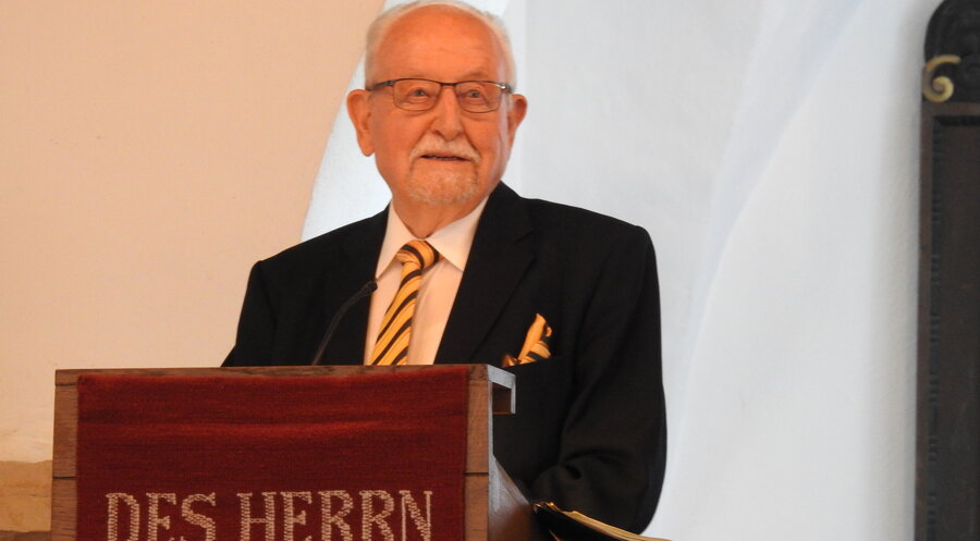 Pastor Winrich Scheffbuch beim 98. Jahresfest der Evangelischen Schriftenmission Lemgo-Lieme. Foto: schriftenmission.org