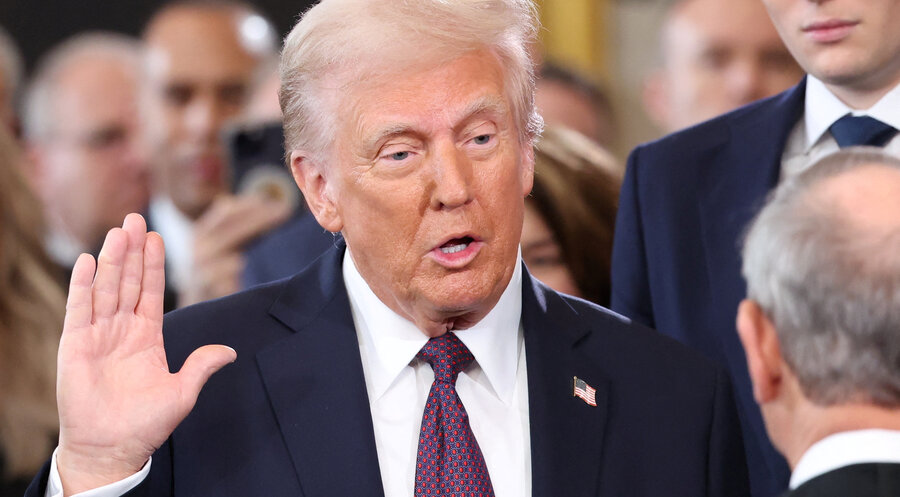Der US-Präsident Donald Trump beim Amtseid. Foto: picture alliance / REUTERS | Kevin Lamarque