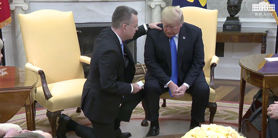 Der aus türkischer Haft freigelassene evangelikale Pastor Andrew Brunson betet mit US-Präsident Donald Trump. Screenshot: The White House