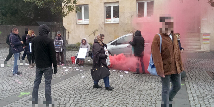 Etwa 30 vermummte Linksextreme hätten die zwölfköpfige Gebetsgruppe vor der Pro-Familia-Beratungsstelle attackiert, antichristliche Parolen gebrüllt und Rauchbomben geworfen. Foto: linksunten.indymedia.org