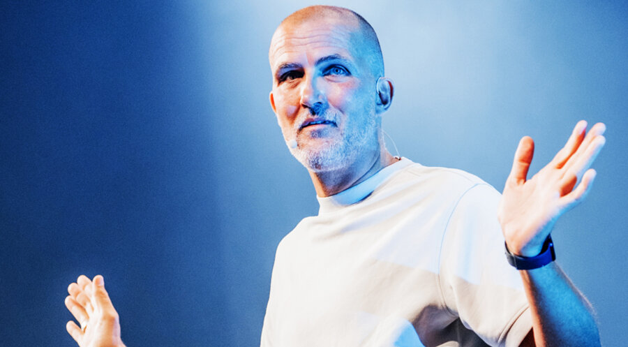 Pastor Tobias Teichen bei einer Predigt. Foto: ICF München