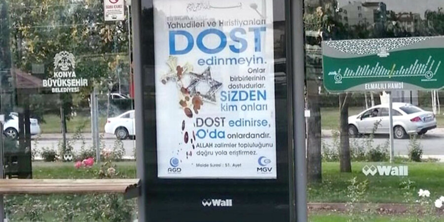 Diese Plakate sorgte im Internet für starken Protest, sodass sie nur wenige Stunden später wieder entfernt wurden. Foto: Kumtemir Ahmet/Twitter