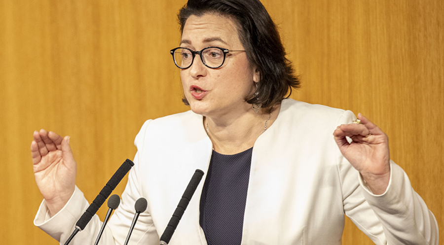„Sinkende Geburtenraten und ein zunehmender Arbeitskräftemangel werden Wirtschaft und Sozialsysteme umkrempeln“: Die Nationalratsabgeordnete Gudrun Kugler (ÖVP). Foto: picture alliance/TOBIAS STEINMAURER/APA/picturedesk.com 