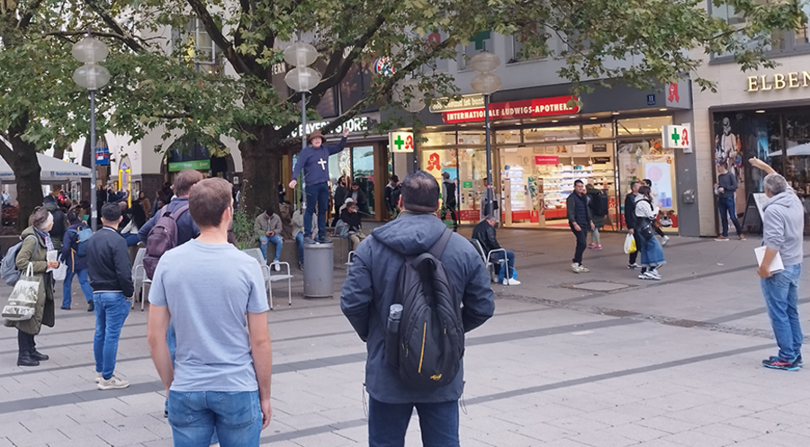 Eine Straßenpredigt in der Münchner Innenstadt. Foto: Alan Haufe