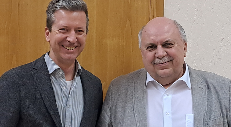 Dekan Michael Karwounopoulos (re.) folgt Pfarrer Johannes Reinmüller als Vorsitzender des Pfarrerinnen- und Pfarrergebetsbundes. Foto: PGB
