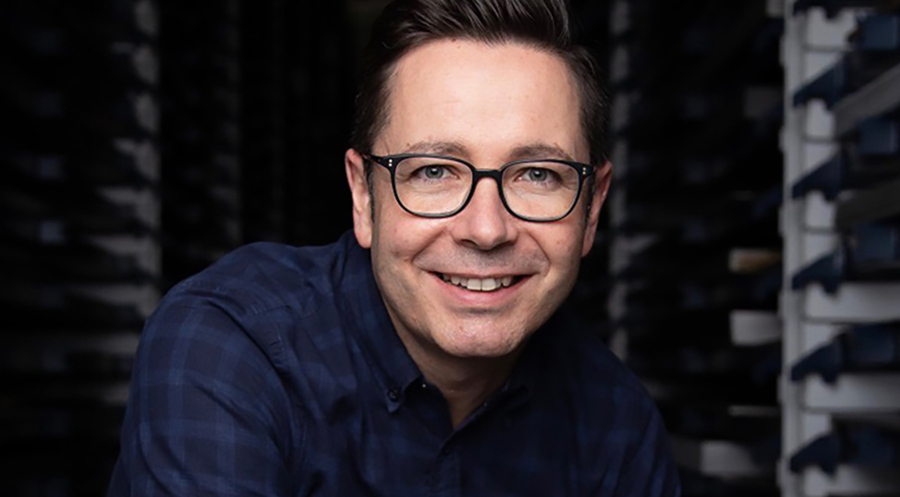 Charlos Schmidt ist Geschäftsführer eines mittelständischen Unternehmens und gründete gemeinsam mit seiner Ehefrau die missionarische Initiative Llighthouse Haiger e. V. 