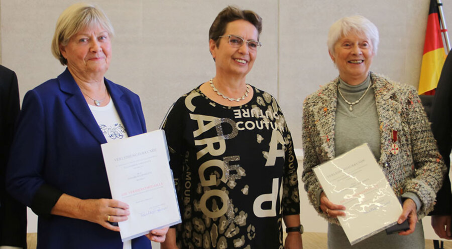 v.l.: Ingelore Guldenmeister, Claudia Odebrecht-Söhngen und Pfarrerin Martina Schmidt. Foto: Evangelischer Kirchenkreis an Lahn und Dill