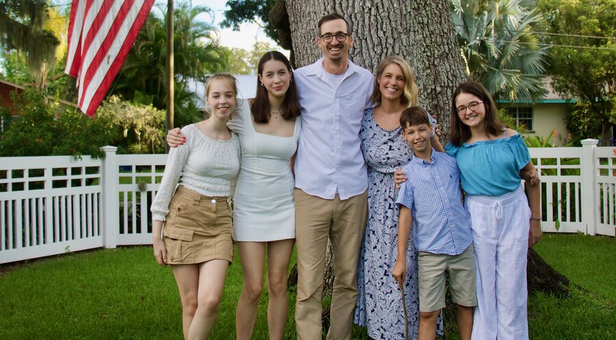 Inka Hammond und ihre Familie vor ihrem Haus und dem Baum, der trotz der Hurrikans noch steht. Foto: Privat