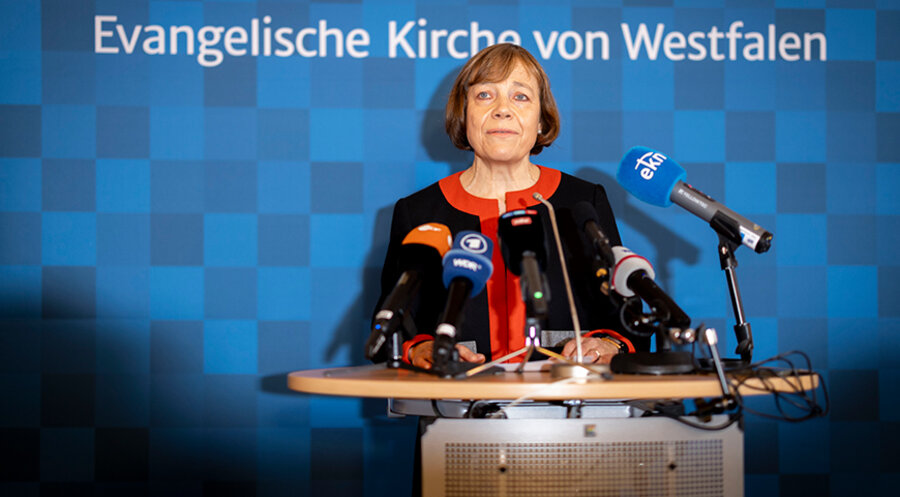 Annette Kurschus spricht bei einer persönlichen Erklärung zum Vorwurf von sexuell übergriffigem Verhalten eines früheren Kirchenmitarbeiters.  Foto: picture alliance/dpa | Christoph Reichwein