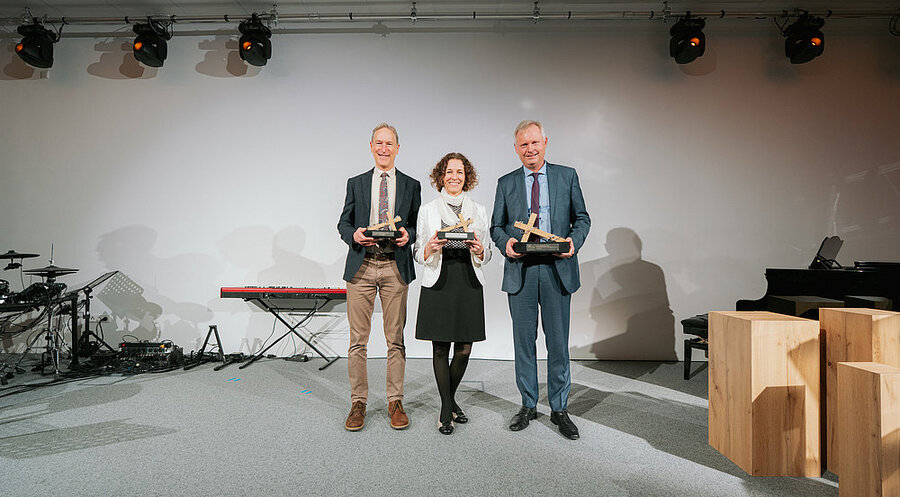 Wurden für ihren Einsatz für verfolgte Christen geehrt: Der Gemeindegründer und Missionswissenschaftler James Bultema (links), die Journalistin Sina Hartert (Mitte) und der Open Doors-Leiter Markus Rode (rechts). Foto: FTH/Timo Lotter