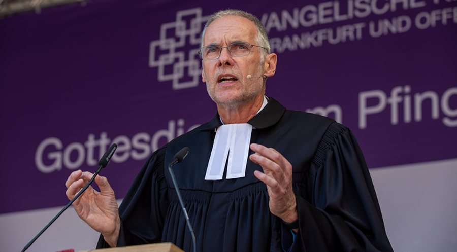 Achim Knecht, evangelischer Stadtdekan von Frankfurt und Offenbach, während seiner Predigt zum Thema „Team.Geist entwickeln“. Foto: Rolf Oeser