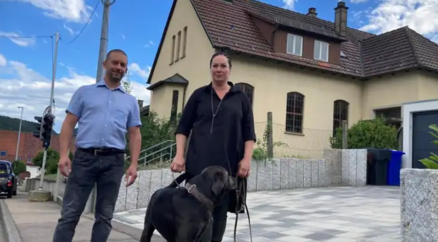 Ellen Weinmann und Florian Düsterwald - hier vor der ehemaligen Pauluskirche - betreiben das seit 2020 bestehende Unternehmen für Tierbestattungen. Foto: schoenhalde.de