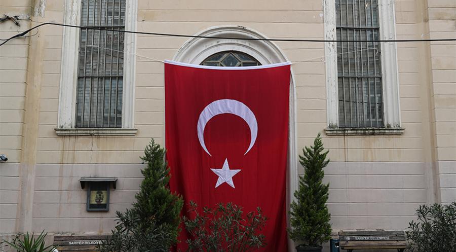 Das Portal der katholischen Kirche Santa Maria in Istanbul: Hier war es im Januar zu einem Überfall auf einen Gottesdienst mit einem Toten gekommen. Foto: picture alliance/Anadolu/Beyza Comert