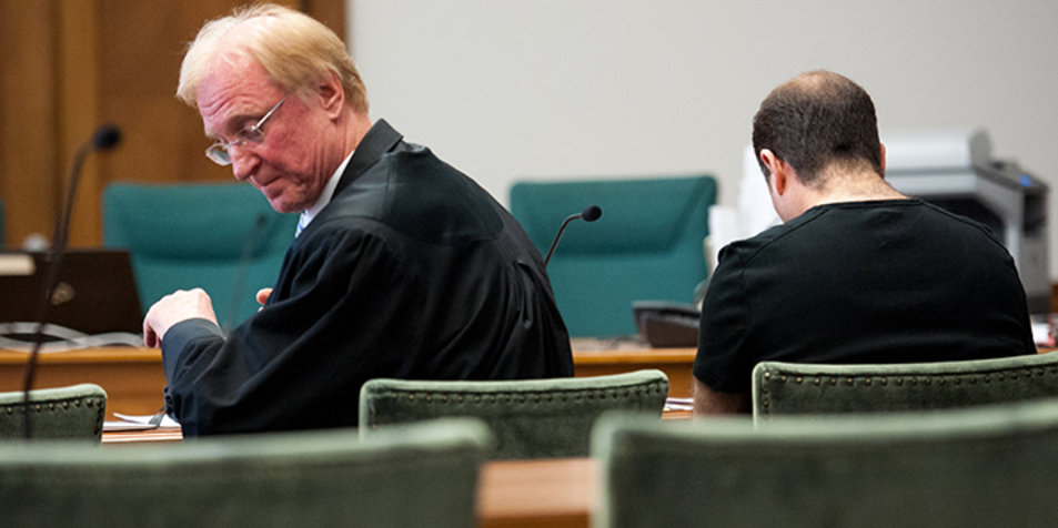 Der Angeklagte, der Jeside Ziad K. (rechts), neben seinen Verteidiger Steffen Stern bei einer Gerichtsverhandlung im Landgericht Lüneburg 2015. Foto: picture-alliance/dpa