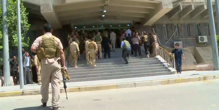 Kurdische Sicherheitstruppen verschaffen sich Zutritt zum Regierungsgebäude in Erbil. Screenshot: Kurdistan 24