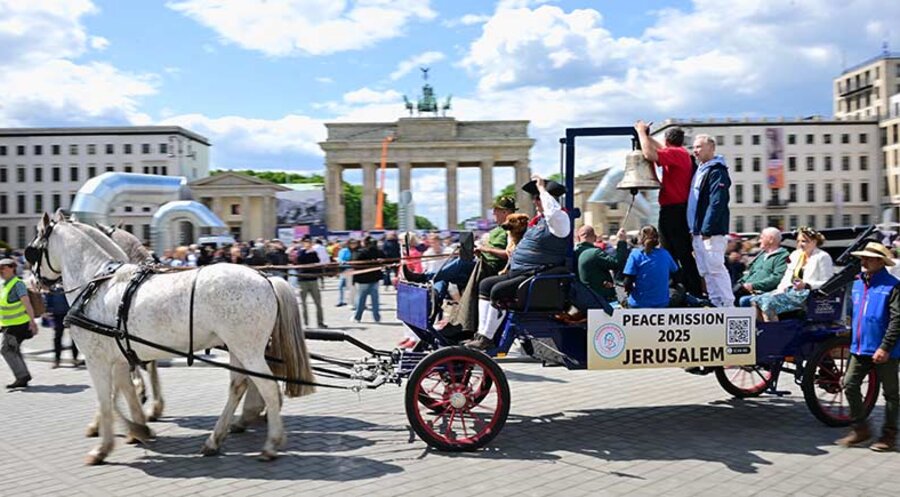 Die Kutsche des Friedenstreck fährt vor dem Brandenburger Tor vor. Foto: picture-alliance/dpa| Sebastian Gollnow