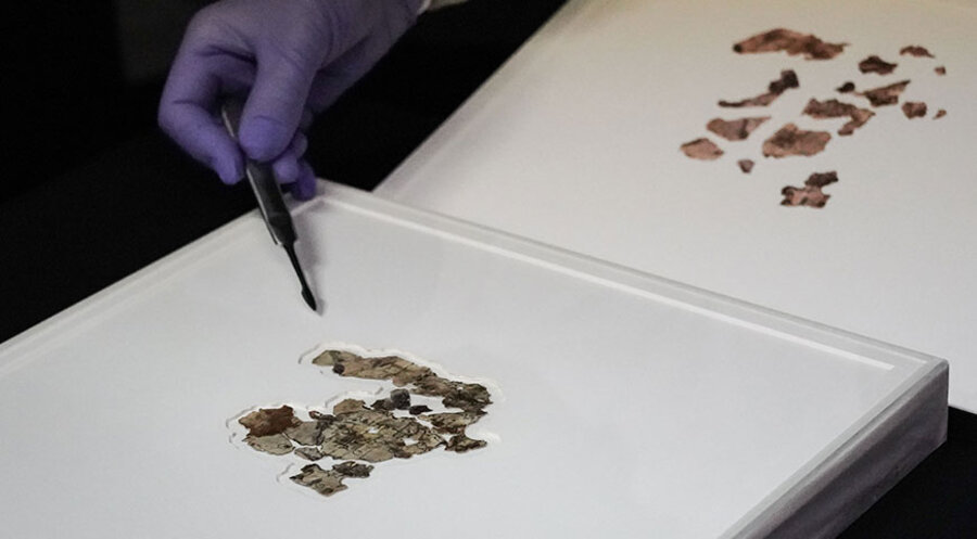Rund 2000 Jahre alte Fragmente einer Schriftrolle mit biblischen Texten. Foto: picture alliance / ZUMAPRESS.com | Nir Alon