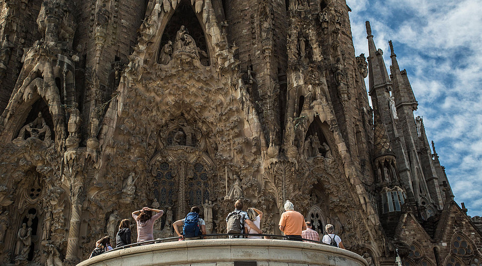 Touristen vor der katholischen Kirche Sagrada Familia in Barcelona. Foto: Picture Alliance/Thiago Prudencio
