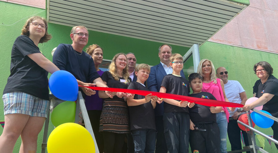 Der Gründer und Leiter des christlichen Kinder- und Jugendwerks „Die Arche“, Pastor Bernd Siggelkow (2.v.l.) bei der Eröffnung der neuen Räumlichkeiten in Dresden. Foto: IDEA/Thomas Richter