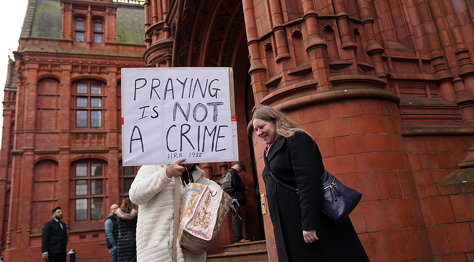 An dem neuen Beschluss des britischen Parlaments gibt es Kritik: Menschen in Birmingham demonstrieren dagegen. Foto: Picture Alliance/Jacob King 