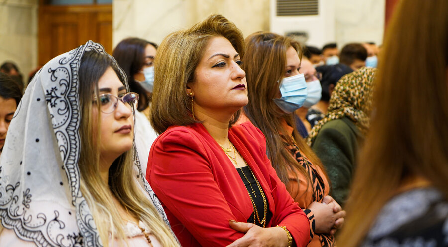 Christen versammeln sich im Irak zum Gottesdienst – nicht ungefährlich. Foto: picture alliance / ZUMAPRESS.com | Ismael Adnan