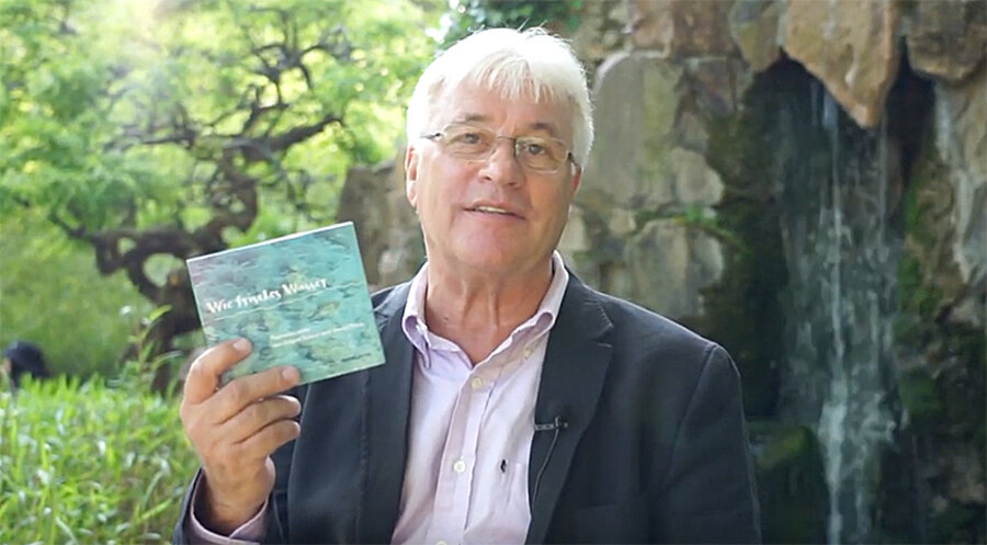 Stadionpfarrer Eugen Eckert mit seiner neuen CD. Screenshot: YouTube/Eugen Eckert