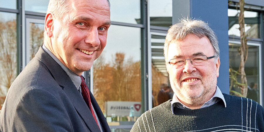 v. l.: Der scheidende Allianzvorsitzende, Michael Diener, gratuliert seinem Nachfolger, Ekkehart Vetter, der mit überwältigender Mehrheit gewählt wurde. Foto: idea/kwerk.eu