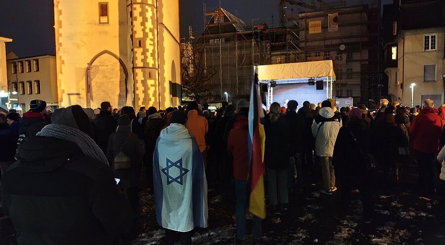 Teilnehmer auf der Mahnwache in Gießen. Foto: IDEA/Klaus Rösler