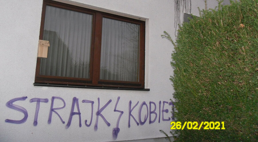 Der Schriftzug „Strajk Kobiet“ an der Vorderseite des Hauses von Aktion SOS Leben. Foto: Aktion SOS Leben