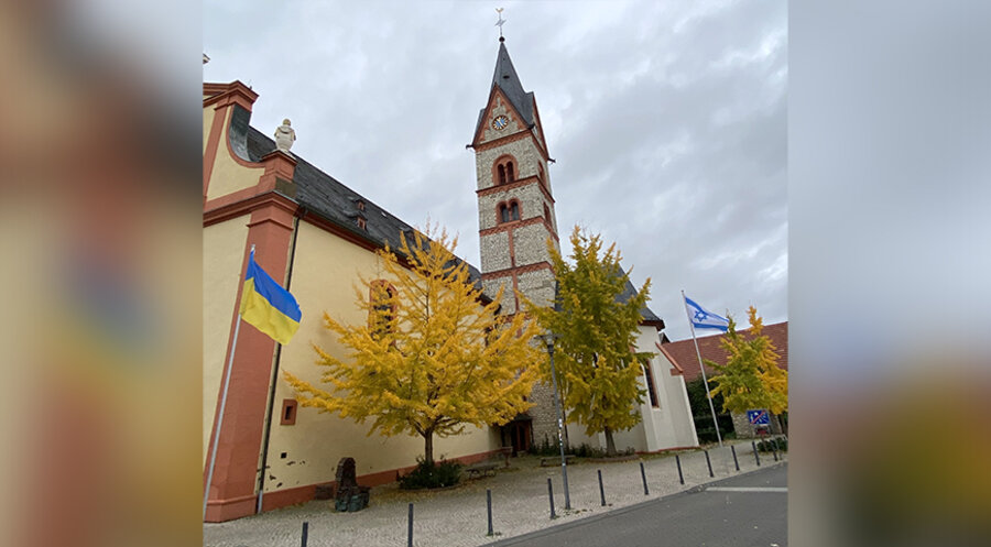 Die ukrainische und die israelische Fahne sind vor der Kirche gehisst. Foto: Andrea Keber
