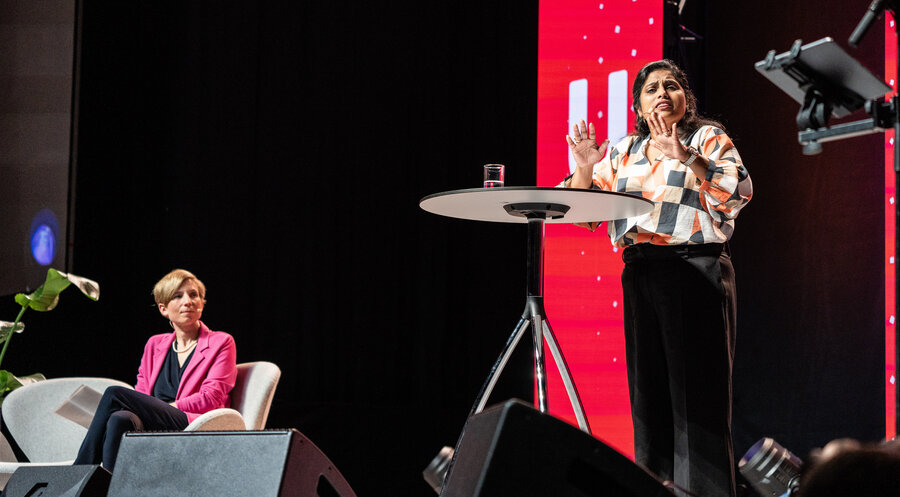 Rebecca Stanley (rechts) und Mirjam Eisele sprachen zum Thema „Wie werteorientierte Führung globale Gerechtigkeit neu gestalten kann“. Foto: IDEA/Markus Pletz