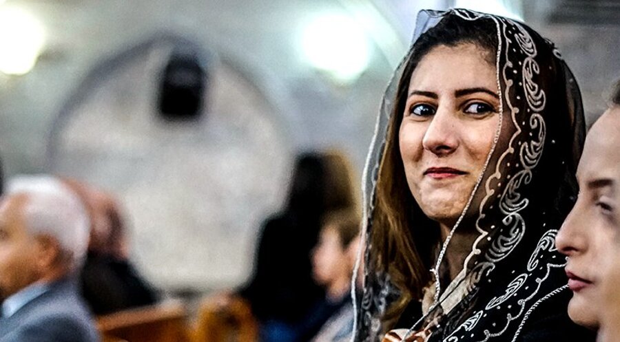 Eine Christin im Gottesdienst im Irak. Foto: ojocos-stiftung
