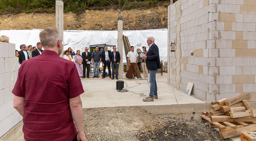 Großer Ausbau: Die Grundsteinlegung für die neue Zentrale / Foto: Stiftung Missionswerk Werner Heukelbach