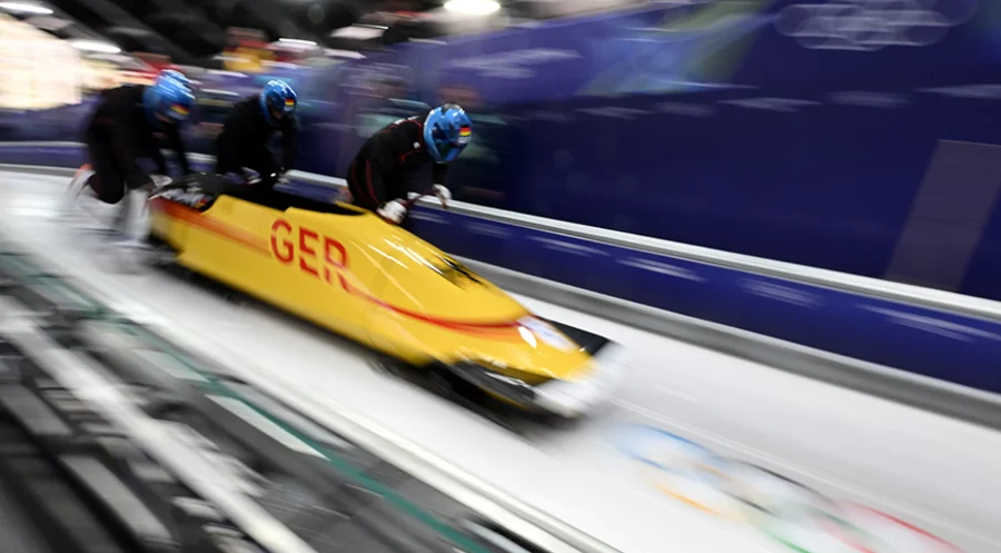 Der deutsche Viererbob bei den Olympischen Winterspielen in Italien: „Unser Platz ist hinter Gott, der den Bob des Lebens lenkt.“ Foto: picture alliance/dpa/Robert Michael