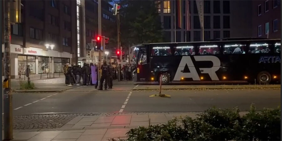 Rund 30 Demonstranten blockierten 30 Minuten lang die Weiterfahrt des Busses mit rund 50 Insassen. Foto: Privat