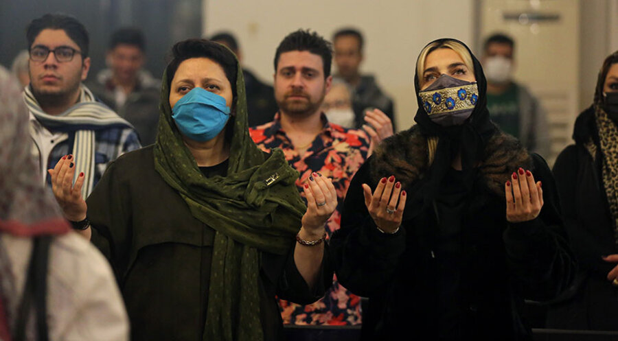 Christen nehmen an einem Neujahrsgottesdienst in der Muqaddas Mariam Kirche in Teheran, Iran teil. Foto: picture alliance / AA | Fatemeh Bahrami