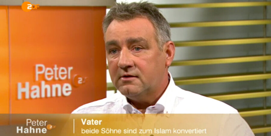 Ein Vater spricht in der ZDF-Sendung „Peter Hahne“ über seine beiden Söhne, die zum Islam konvertierten und nach Syrien gegangen sind. Screenshot: ZDF