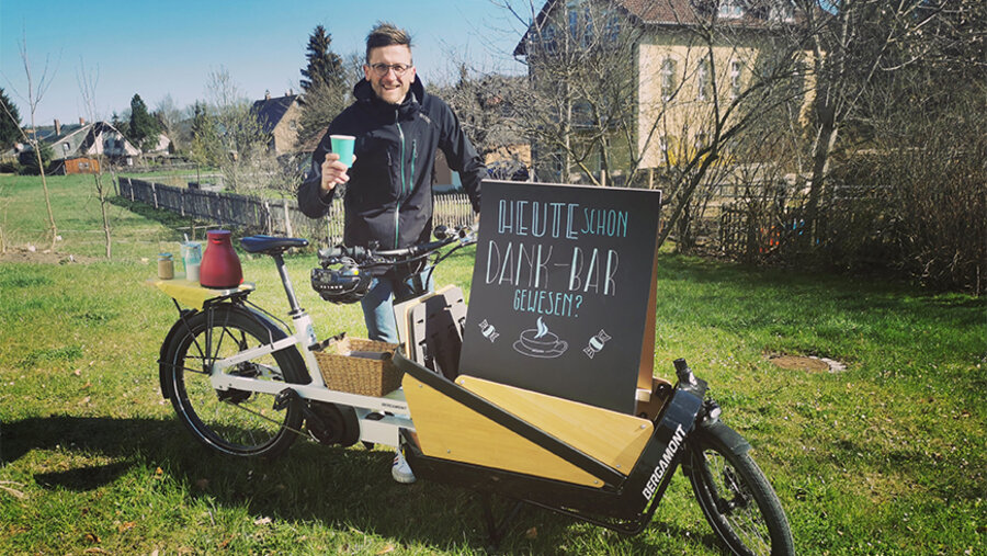 Kornelius Schmidt mit seiner "Dank-Bar". Foto: privat