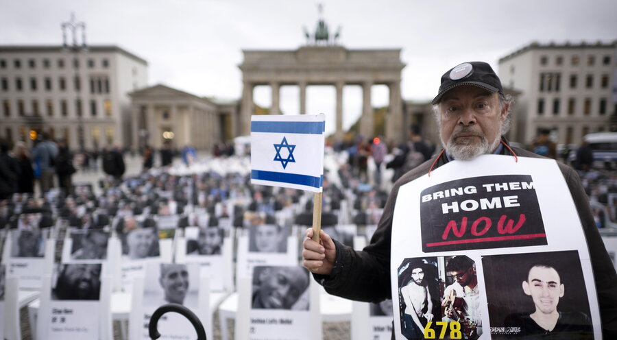 Bei einer Mahnwache für die Geiseln der Hamas in Berlin. Foto: picture alliance / Ipon | Stefan Boness