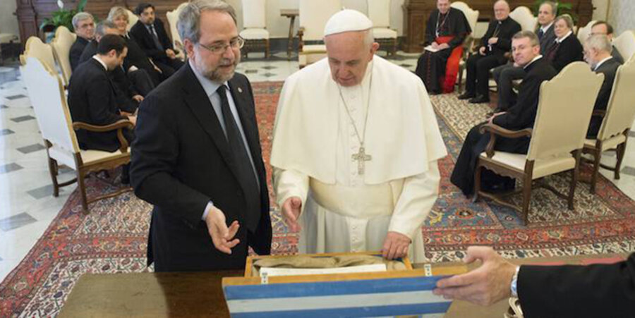 v. l.: Der Moderator der Kirchenleitung, Pastor Eugenio Bernardini bei Papst Franziskus im Vatikan. Foto: L'Osservatore romano 