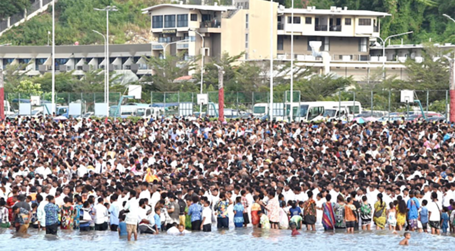 Die Massentaufe in Port Moresby schloss eine landesweite evangelistische Kampagne ab. Foto: APD/Marcos Paseggi/Adventist Review