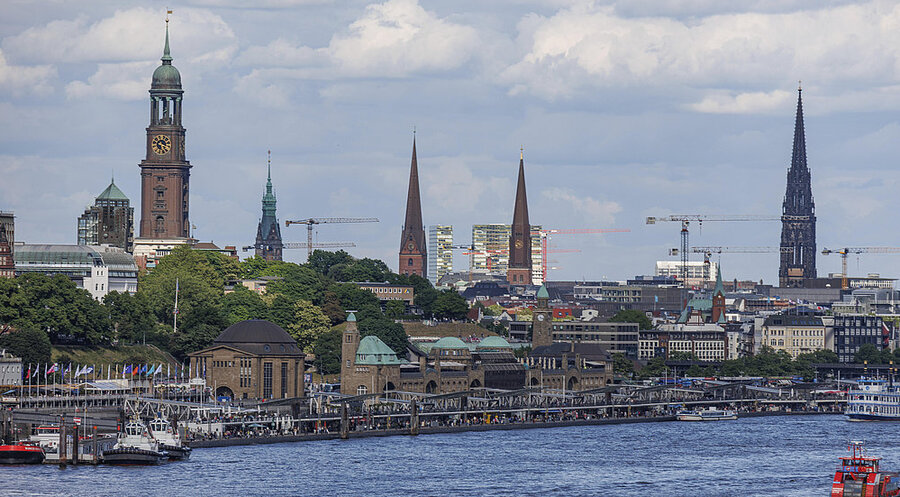 In Hamburg gehört nur eine Minderheit der rund zwei Millionen Einwohner einer Kirche an. Foto: picture alliance/imageBROKER|Stephan Suehling