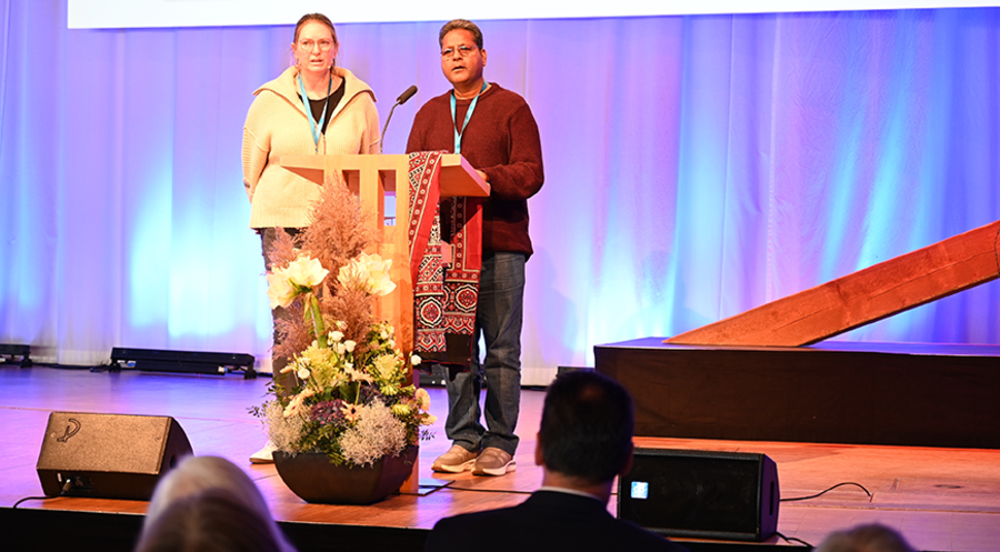 Anjum James Paul mit Übersetzerin: „Für eine Anklage braucht es keine Beweise“ / Foto: IDEA/Daniela Städter 